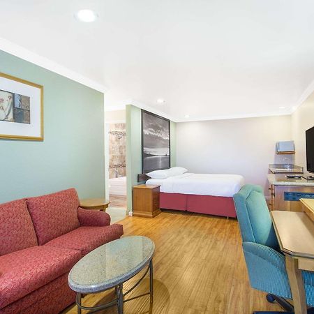 Upper Lake Inn & Suites מראה חיצוני תמונה