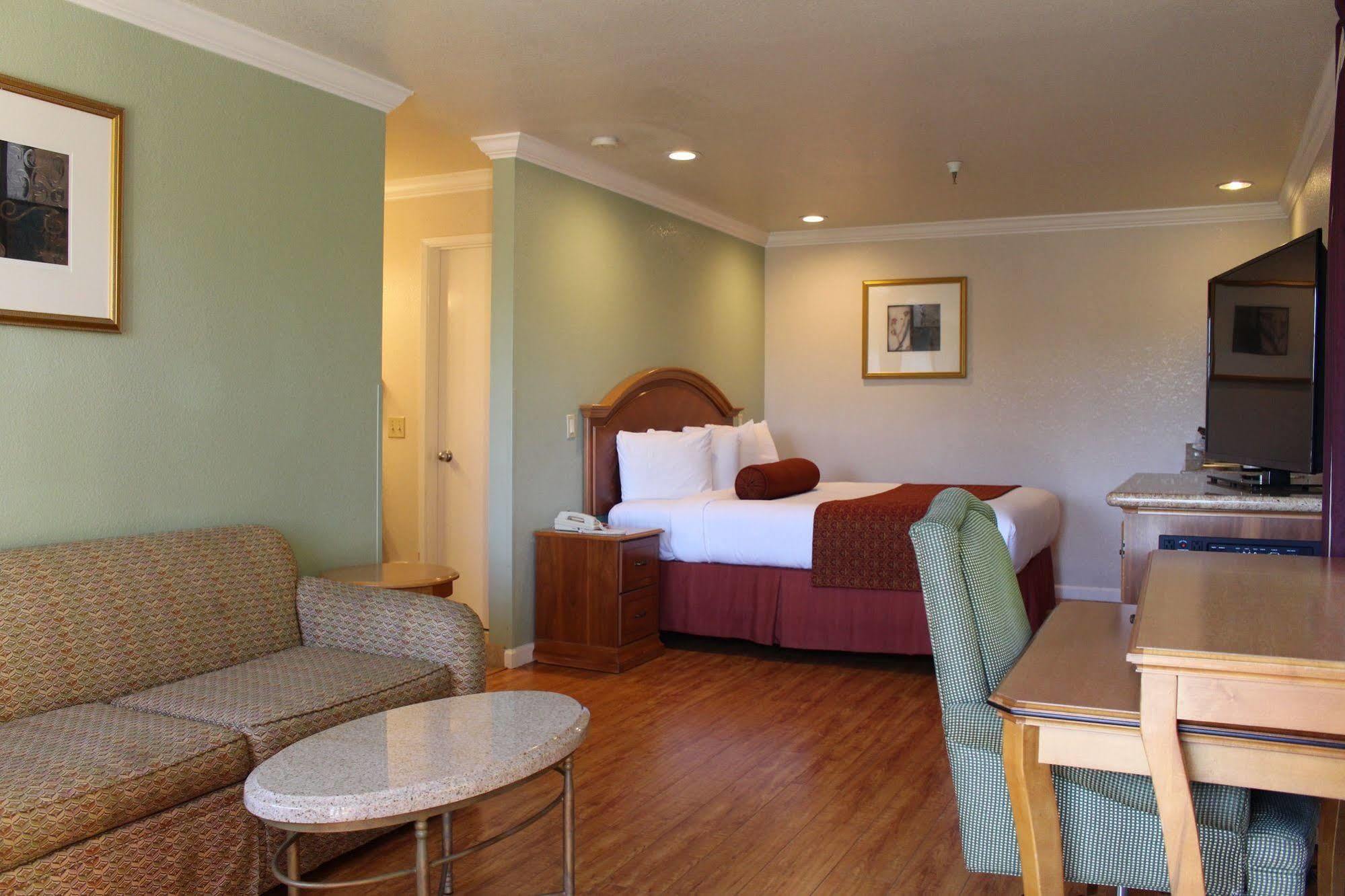 Upper Lake Inn & Suites מראה חיצוני תמונה